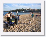 IMG_0033 * Lenie and her entourage at Coogee beach * 2592 x 1944 * (1.67MB)